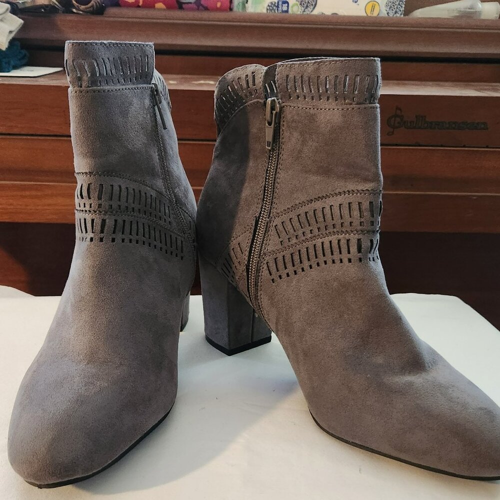 Valerie Stevens heeled bootie sz 9 M gray faux suede EUC